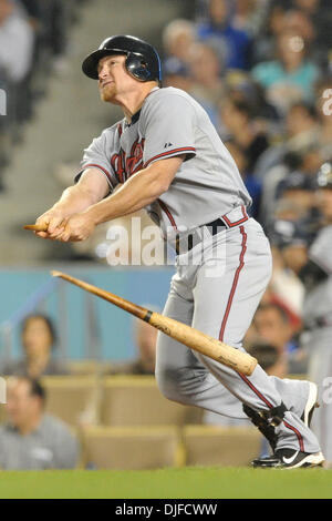 4. Juni 2010 - Los Angeles, Kalifornien, USA - 4. Juni 2010: Pinch Hitter Brooks Conrad (26) bricht seinen Schläger, wie er heraus fliegt. Die Los Angeles Dodgers besiegte die Atlanta Braves, 5: 4 im Dodger Stadium in Los Angeles, Kalifornien... Obligatorische Credit: Andrew Fielding / Southcreek Global (Kredit-Bild: © Andrew Fielding/Southcreek Global/ZUMApress.com) Stockfoto