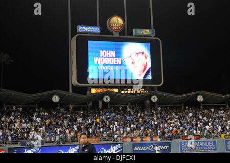 4. Juni 2010 - Los Angeles, Kalifornien, USA - 4. Juni 2010: Fantribüne als John Wooden erinnert im Dodger Stadium. Die Los Angeles Dodgers besiegte die Atlanta Braves, 5: 4 im Dodger Stadium in Los Angeles, Kalifornien... Obligatorische Credit: Andrew Fielding / Southcreek Global (Kredit-Bild: © Andrew Fielding/Southcreek Global/ZUMApress.com) Stockfoto