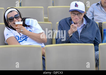 4. Juni 2010 - Los Angeles, Kalifornien, USA - 4. Juni 2010: Larry King und einer nicht identifizierten Frau sitzend mit ihm an einem Dodgers Spiel. Die Los Angeles Dodgers besiegte die Atlanta Braves, 5: 4 im Dodger Stadium in Los Angeles, Kalifornien... Obligatorische Credit: Andrew Fielding / Southcreek Global (Kredit-Bild: © Andrew Fielding/Southcreek Global/ZUMApress.com) Stockfoto