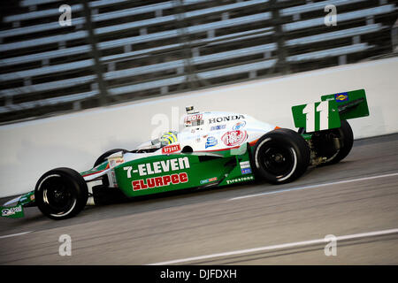 Tony Kanaan (11) wurde Sechster bei der Firestone 550K auf dem Texas Motor Speedway in Fort Worth, Texas auf Samstag, 5. Juni 2010. (Kredit-Bild: © Jerome Miron/Southcreek Global/ZUMApress.com) Stockfoto