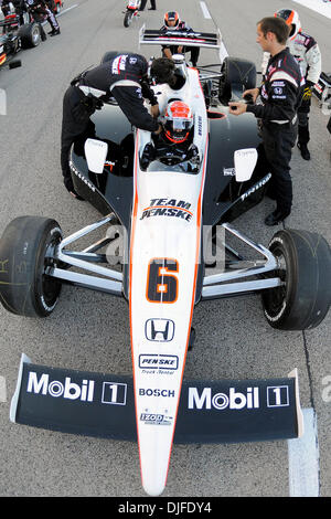 Die Crew für australische Fahrer Ryan Briscoe (6) machen letzte Vorbereitungen zum #6 Team Penske Auto vor dem Start der Firestone 550K auf dem Texas Motor Speedway in Fort Worth, Texas. (Kredit-Bild: © Jerome Miron/Southcreek Global/ZUMApress.com) Stockfoto