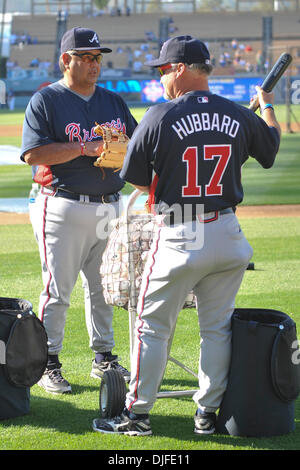 5. Juni 2010 - Los Angeles, Kalifornien, USA - 5. Juni 2010: Atlanta Braves Bank Trainer Chino Cadahia (52) und Atlanta Braves Basis zunächst Trainer Glenn Hubbard (17) Chat während der Praxis zu zucken. Die Atlanta Braves konfrontiert die Los Angeles Dodgers im Dodger Stadium in Los Angeles, California.Mandatory Kredit: Andrew Fielding / Southcreek Global (Credit-Bild: © Andrew Fielding/Southcree Stockfoto