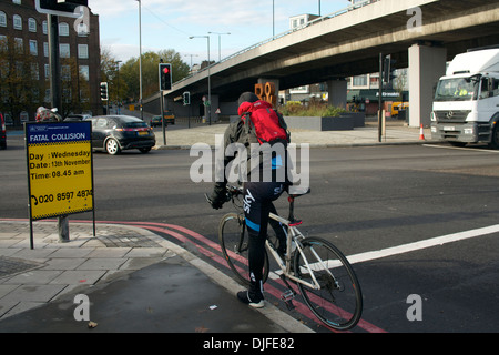 Radfahrer, Polizei-Zeichen und Verkehr am Bogen Überführung, London Stockfoto