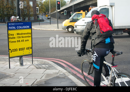 Radfahrer, Polizei-Zeichen und Verkehr am Bogen Überführung, London Stockfoto