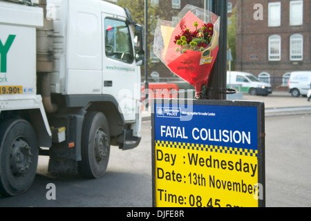 Polizei-Zeichen, Blumen und Verkehr am Bogen Überführung, London Stockfoto