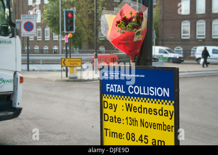 Polizei-Zeichen, Blumen und Verkehr am Bogen Überführung, London Stockfoto