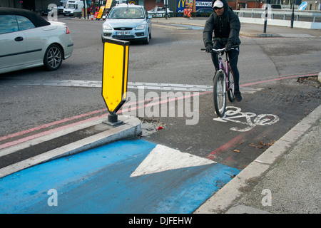 Radfahrer eingabe Radweg an Bug Kreisverkehr, East London, Großbritannien Stockfoto