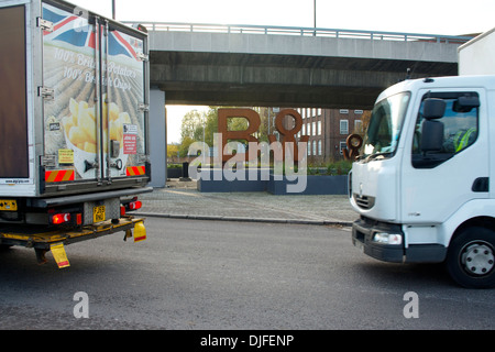 Verkehr am Bug Kreisverkehr, East London, Großbritannien Stockfoto