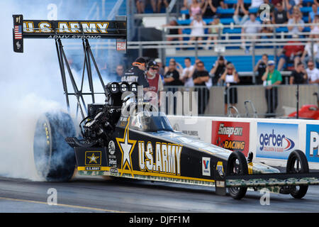 Tony Schumacher tut einen Burnout in seiner Armee Top Fuel Dragster vor der 2. Runde der Ausscheidungen.  NHRA Route 66 Nationals statt auf dem Route 66 Raceway, Joliet, Illinois. (Kredit-Bild: © John Rowland/Southcreek Global/ZUMApress.com) Stockfoto