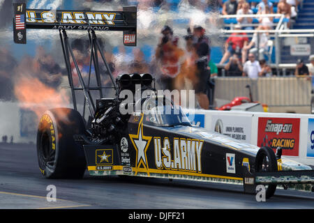 Tony Schumacher Rennen runter die Strecke in seine Armee Top Fuel Dragster in der 2. Runde der Ausscheidungen.  NHRA Route 66 Nationals statt auf dem Route 66 Raceway, Joliet, Illinois. (Kredit-Bild: © John Rowland/Southcreek Global/ZUMApress.com) Stockfoto