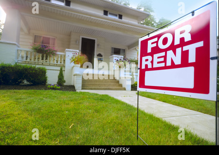 Haus zur Miete-Zeichen vor schönen American Home Stockfoto