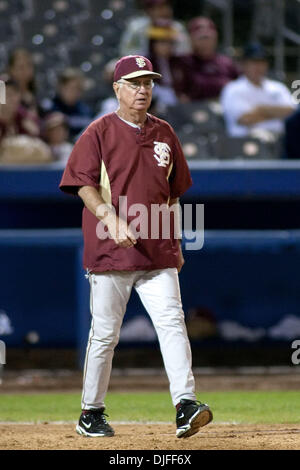 NCAA Norwich sowohl Oregon Vs Florida State; Florida State Cheftrainer Mike Martin geht auf das Feld, um einen Anruf mit einem Beamten zu argumentieren; Florida State University gewann 5-3 und avancierte zum Super regionale; Dodd Stadium, Norwich, Connecticut (Kredit-Bild: © John Korduner/Southcreek Global/ZUMApress.com) Stockfoto