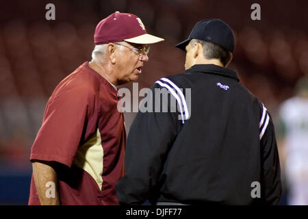 NCAA Norwich sowohl Oregon Vs Florida State; Florida State Cheftrainer Mike Martin argumentiert einen Anruf mit einem Beamten; Florida State University gewann 5-3 und avancierte zum Super regionale; Dodd Stadium, Norwich, Connecticut (Kredit-Bild: © John Korduner/Southcreek Global/ZUMApress.com) Stockfoto