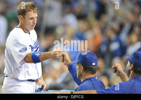 7. Juni 2010 - Los Angeles, Kalifornien, USA - 7. Juni 2010: Dodgers Catcher AJ Ellis (17) ist nach seinem Tor einen Lauf von Joe Torre gratulierte. Die St. Louis Cardinals verlor gegen die Los Angeles Dodgers, 12-4, im Dodger Stadium in Los Angeles, Kalifornien. . Obligatorische Credit: Andrew Fielding / Southcreek Global (Kredit-Bild: © Andrew Fielding/Southcreek Global/ZUMApress.com) Stockfoto