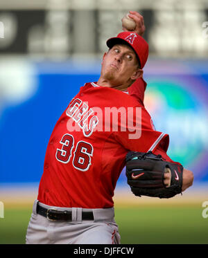 8. Juni 2010 - Oakland, Kalifornien, USA - MLB Baseball - Los Angeles Angels Krug JERED WEAVER im ersten Inning gegen die Oakland Athletics. (Kredit-Bild: © William Mancebo/ZUMApress.com) Stockfoto