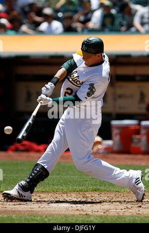 10. Juni 2010: Oakland, CA: Oakland Athletics beherbergt die Los Angeles Angels.  Oakland Athletics Recht Fielder Ryan Sweeney (21) gegen die Los Angeles Angels Fledermäuse.  Die Leichtathletik Sieg das Spiel 6: 1. (Kredit-Bild: © Dinno Kovic/Southcreek Global/ZUMApress.com) Stockfoto