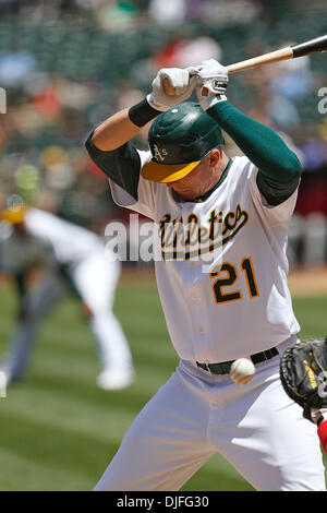 10. Juni 2010: Oakland, CA: Oakland Athletics beherbergt die Los Angeles Angels. Oakland Athletics Recht Fielder Ryan Sweeney (21) nimmt einen Stellplatz für einen Spaziergang.  Die Leichtathletik Sieg das Spiel 6: 1. (Kredit-Bild: © Dinno Kovic/Southcreek Global/ZUMApress.com) Stockfoto