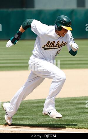 10. Juni 2010: Oakland, CA: Oakland Athletics beherbergt die Los Angeles Angels.  Oakland Athletics Recht Fielder Ryan Sweeney (21) läuft gegen die Los Angeles Angels home.  Die Leichtathletik Sieg das Spiel 6: 1. (Kredit-Bild: © Dinno Kovic/Southcreek Global/ZUMApress.com) Stockfoto