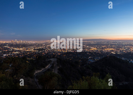 Abenddämmerung Blick auf Los Angeles Becken vom Griffith Park. Stockfoto