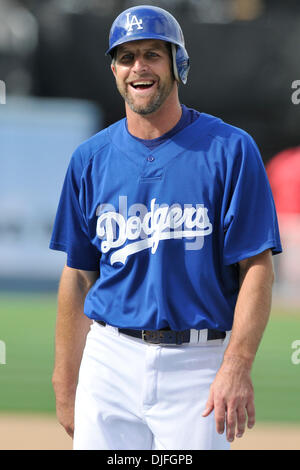 11. Juni 2010 - Los Angeles, Kalifornien, USA - 11. Juni 2010: Los Angeles Dodgers dritte Baseman Casey Blake (23) Lächeln vor dem Spiel. Die Los Angeles Angels gegen die Los Angeles Dodgers mit einem Score von 10-1, im Dodger Stadium in Los Angeles, Kalifornien. . Obligatorische Credit: Andrew Fielding / Southcreek Global (Kredit-Bild: © Andrew Fielding/Southcreek Global/ZUMApress.com) Stockfoto