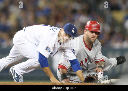 12. Juni 2010: Dodgers 2 b #14 Jamey Carroll (L) und Engel 1 b #44 Mike Napoli (R) Blick zu sehen, ob ein doppeltes Spiel während des Spiels Engel vs. Dodgers im Dodgers Stadium in Los Angeles, Kalifornien abgeschlossen wurde. Der Engel fuhr fort, die Dodgers mit einem Endstand von 4: 2 besiegen. Obligatorische Credit: Brandon Parry / Southcreek Global (Kredit-Bild: © Brandon Parry/Southcreek Global/ZUMApress Stockfoto