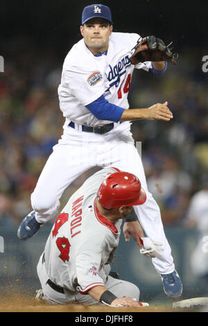 12. Juni 2010: Dodgers 2 b #14 Jamey Carroll (oben) wirft, erste, füllen Sie ein Doppel zu spielen während Sie Engel 1 b #44 Mike Napoli (unten) gleitet in Sekunde während der Engel vs. Dodgers Match Dodgers Stadium in Los Angeles, Kalifornien. Der Engel fuhr fort, die Dodgers mit einem Endstand von 4: 2 besiegen. Obligatorische Credit: Brandon Parry / Southcreek Global (Kredit-Bild: © Brandon P Stockfoto