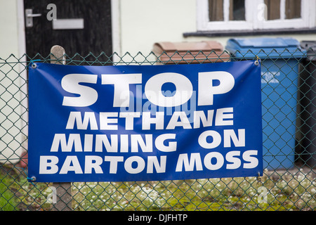 Banner protestieren an einem Standort auf Chat Moos in Manchester, die Baugenehmigung für Fracking und Kohle Bett Methan Bergbau, Manchester, UK gegeben hat. Stockfoto