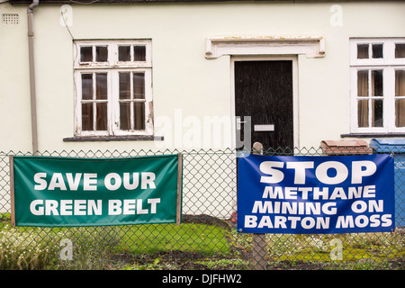 Banner protestieren an einem Standort auf Chat Moos in Manchester, die Baugenehmigung für Fracking und Kohle Bett Methan Bergbau, Manchester, UK gegeben hat. Stockfoto