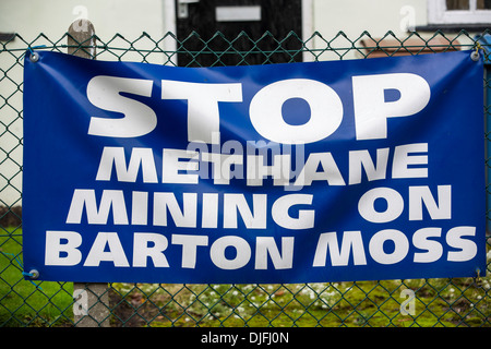 Banner protestieren an einem Standort auf Chat Moos in Manchester, die Baugenehmigung für Fracking und Kohle Bett Methan Bergbau, Manchester, UK gegeben hat. Stockfoto