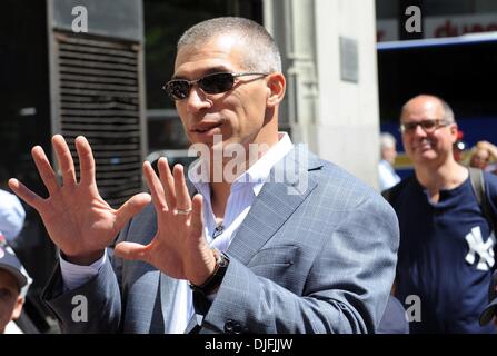 15. Juni 2010 - Manhattan, New York, USA - New York Yankees-Manager JOE GIRARDI enthüllt eine neue Granit Bürgersteig Markierung in den Canyon Heroes zum Gedenken an den November 2009 Konfettiparade 27. World Series Mannschaftsmeisterschaft zu Ehren.  (Kredit-Bild: © Bryan Smith/ZUMA Press) Einschränkungen: * New York City Zeitungen Rechte heraus * Stockfoto