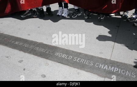 15. Juni 2010 - Manhattan, New York, USA - New York Yankees-Manager JOE GIRARDI enthüllt eine neue Granit Bürgersteig Markierung in den Canyon Heroes zum Gedenken an den November 2009 Konfettiparade 27. World Series Mannschaftsmeisterschaft zu Ehren.  (Kredit-Bild: © Bryan Smith/ZUMA Press) Einschränkungen: * New York City Zeitungen Rechte heraus * Stockfoto