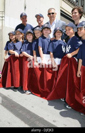 15. Juni 2010 - Manhattan, New York, USA - New York Yankees-Manager JOE GIRARDI enthüllt eine neue Granit Bürgersteig Markierung in den Canyon Heroes zum Gedenken an den November 2009 Konfettiparade 27. World Series Mannschaftsmeisterschaft zu Ehren.  (Kredit-Bild: © Bryan Smith/ZUMA Press) Einschränkungen: * New York City Zeitungen Rechte heraus * Stockfoto