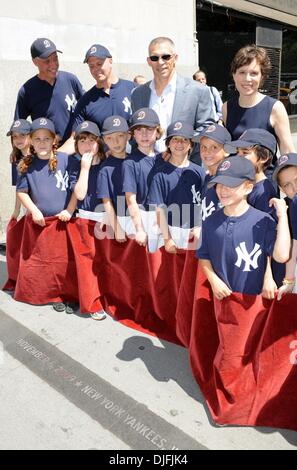 15. Juni 2010 - Manhattan, New York, USA - New York Yankees-Manager JOE GIRARDI enthüllt eine neue Granit Bürgersteig Markierung in den Canyon Heroes zum Gedenken an den November 2009 Konfettiparade 27. World Series Mannschaftsmeisterschaft zu Ehren.  (Kredit-Bild: © Bryan Smith/ZUMA Press) Einschränkungen: * New York City Zeitungen Rechte heraus * Stockfoto