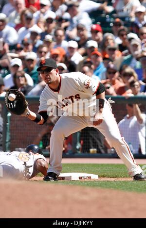 16. Juni 2010: San Francisco, Kalifornien: San Francisco Giants Gastgeber der Baltimore Orioles. San Francisco Giants erster Basisspieler Aubrey Huff (17) Versuche, ein Riesen-tag das Spiel 6: 3 gewinnen. (Kredit-Bild: © Dinno Kovic/Southcreek Global/ZUMApress.com) Stockfoto