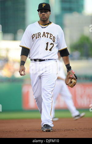 16. Juni 2010 - Pittsburgh, PA, USA - 16. Juni 2010: Pittsburgh Pirates 3 b Pedro Alvarez (17) Spaziergänge rund um den dritten Base Bereich zwischen Innings in Spiel 1 der 3 Spiele-Serie zwischen den Piraten und die White Sox im PNC Park in Pittsburgh, PA. Alvarez wurde schließlich von den Piraten-Farm-Team, die Indianapolis Indians einberufen. Alvarez war die Piraten insgesamt Nr. 2 Wählen Sie in der 20 Stockfoto