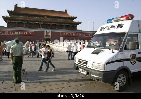 Peking, China. 4. Juni 2007. Ein Soldat steht Wache in der Nähe einen Polizeiwagen auf Patrouille vor Tiananmen-Platz Nord-Tribüne in Peking am 4. Juni 2007. 4. Juni 1989 zentriert auf Peoples Liberation Army Truppen und Panzer zerquetscht Student führte prodemokratischen Demonstrationen OnTiananmen Square, töten möglicherweise Tausende von Arbeitern und Studenten. Tiananmen-Platz war ruhig am Montag, Chinas Medien schwiegen über die blutige Niederschlagung, die in und rund um den Platz vor 18 Jahren auf den Tag stattfand. Stephen Shaver/ZUMAPRESS.com/Alamy © Live-Nachrichten Stockfoto