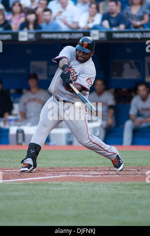 18. Juni 2010 - Toronto, Ontario, Kanada - 18. Juni 2010 Toronto, Ontario: San Francisco Giants dritte Baseman Pablo Sandoval #48 bekommt einen Schlag gegen die Toronto Blue Jays, war aber auf erste Base, während Freitag Nacht Baseball-Spiel im Rogers Centre in Toronto, Ontario.  Die Toronto Blue Jays gewann das Spiel durch eine Kerbe von 3: 2. (Kredit-Bild: © Darren Adler/Southcreek Global/ZUMApre Stockfoto