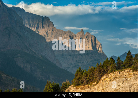 Der Sonnenaufgang Licht erhellt die Berggipfel rund um Lake St. Mary in Glacier Nationalpark. Stockfoto
