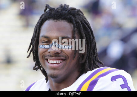 25. Juni 2010 - New Orleans, Louisiana, USA - Louisiana State CHAD JONES, einer der vielseitigsten College-Sportler der Nation, erlitt ein gebrochenes linken Bein mit Arterien und Nerven ausgesetzt und ist in "bewachten" Zustand nach einem schweren Autounfall heute in New Orleans. Datei - 24. Oktober 2009 - Baton Rouge - LSU Sicherheit Chad Jones (3) während des Spiels zwischen den Auburn Tigers und Stockfoto