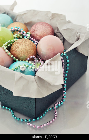 Box mit Weihnachtsschmuck auf hellem Hintergrund closeup Stockfoto