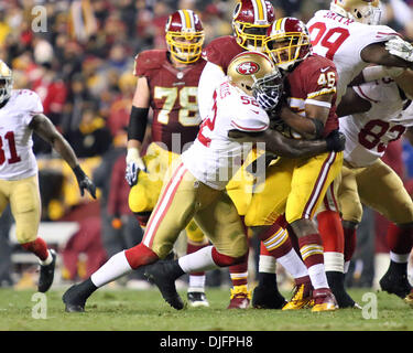 Landover, Maryland, USA. 25. November 2013. San Francisco 49ers Linebacker Patrick Willis (52) legt einen harten Schlag auf Washington Redskins Runningback Alfred Morris (46) während eines Spiels der regulären Saison zwischen Washington Redskins und die San Francisco 49ers in FedEx Field in Landover, Maryland. Bildnachweis: Aktion Plus Sport/Alamy Live-Nachrichten Stockfoto