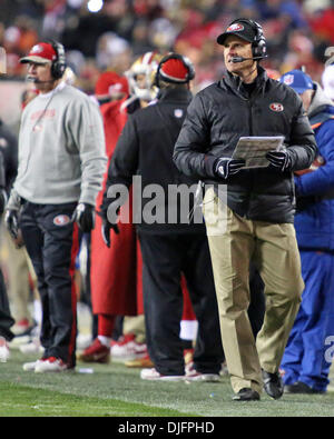 Landover, Maryland, USA. 25. November 2013. San Francisco 49ers Head Coach Jim Harbaugh in Aktion während einer regulären Saison passen zwischen die Washington Redskins und die San Francisco 49ers in FedEx Field in Landover, Maryland. Bildnachweis: Aktion Plus Sport/Alamy Live-Nachrichten Stockfoto