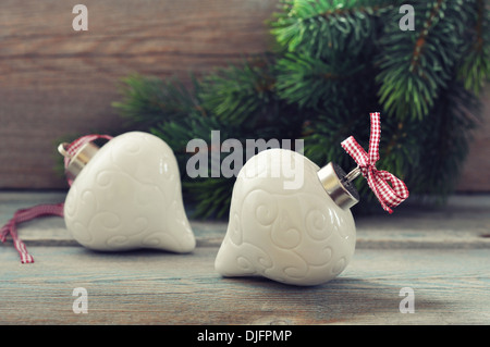 Weihnachts-Dekoration mit roten Pfeil und Bogen Tanne Baum auf hölzernen Hintergrund Stockfoto