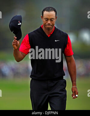 20. Juni 2010 geht das 18. Grün - Pebble Beach, Kalifornien, USA - TIGER WOODS nach Beendigung seiner Endrunde der 110. US Open Championship in Pebble Beach Golf Links. (Kredit-Bild: © Vern Fisher/Monterey Herald/ZUMApress.com) Stockfoto