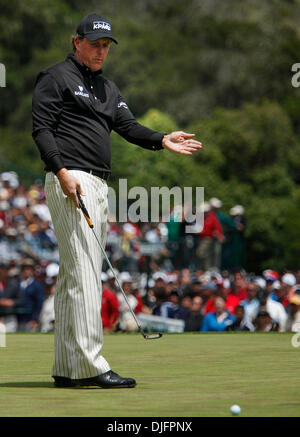 20. Juni 2010 reagiert - Pebble Beach, Kalifornien, USA - PHIL MICKELSON nach seinen Putt auf dem dritten Loch während der Endrunde der 110. US Open in Pebble Beach Golf Links fehlt. (Kredit-Bild: © David Royal/Monterey Herald/ZUMApress.com) Stockfoto