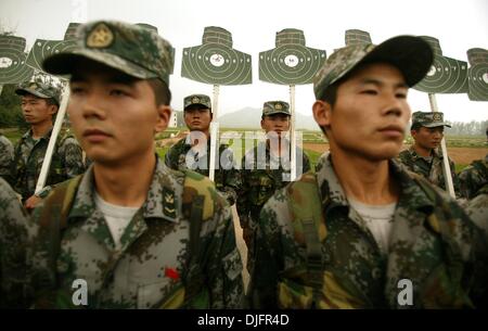 Peking, China. 28. Juli 2009. Soldaten der dritten Garde Division von der Volksrepublik Volksbefreiungsarmee (PLA), die mit Anti-Terrorismus und Anti-Aircraft Aufgaben beauftragt ist, beteiligen sich bekämpfen Bohrer nördlich von Beijing am 28. Juli 2009. Chinas Hauptstadt hat eine seltene Tour durch eine PLA-Abteilung Dienstag. China ist längst geheimnisvoll über seine militärische Stärke und Fähigkeit, Kritik aus dem Ausland vorsichtig bei der asiatische Riese Wachstumskraft und explodierenden Militärausgaben zeichnen. Stephen Shaver/ZUMAPRESS.com/Alamy © Live-Nachrichten Stockfoto