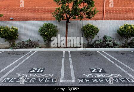 Santa Monica, Kalifornien, USA. 27. November 2013. Yahoo!-Parkplätze in ihren Büros in Santa Monica, Kalifornien. Brian Cahn/ZUMAPRESS.com/Alamy © Live-Nachrichten Stockfoto