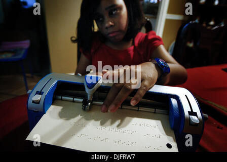 23. Juni 2010 - prüft Memphis, TN, USA - 23 Juni 10 (mwsmith1) Foto von Mark Weber - Caia Smith, 10, Blind seit Geburt, ihre Rechtschreibung während der Eingabe auf ihre Braille-Maschine zu Hause in South Memphis Mittwochabend. Smith wird Tennessee am National Braille-Wettbewerb in Los Angeles an diesem Wochenende vertreten. (Kredit-Bild: © die kommerzielle Appeal/ZUMApress.com) Stockfoto