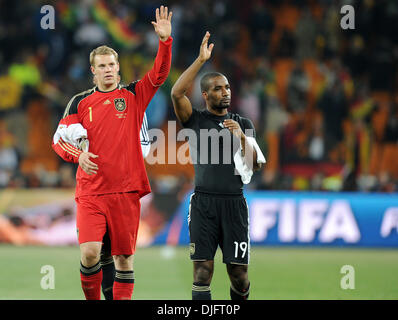 23. Juni 2010 Danke - Johannesburg, Südafrika - Manuel Neuer und Cacau die Unterstützung nach der 2010 FIFA World Cup Soccer match zwischen Ghana und Deutschland im Soccer City Stadium am 23. Juni 2010 in Johannesburg, Südafrika. (Bild Kredit: Luca Ghidoni/ZUMApress.com ©) Stockfoto