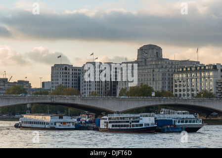 Thames Vergnügen Kreuzfahrten fahren Sie unter Waterloo Brücke; Shell - Mex Haus Gebäude bildet die Kulisse Stockfoto